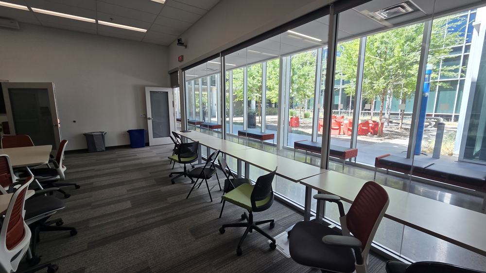 The inner courtyard seen through the glass wall of PAIS 1010